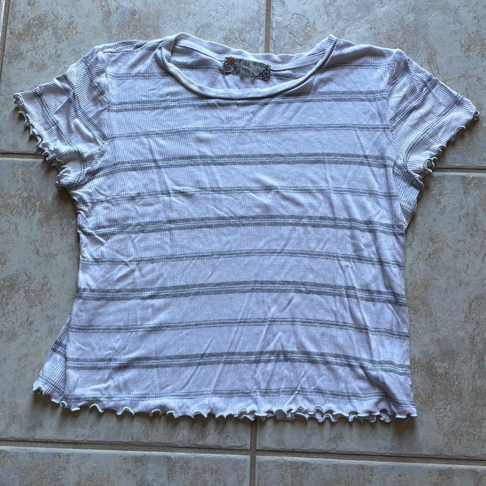 White and grey ruffle hem fitted t-shirt. Soft fabric and stretch for comfort